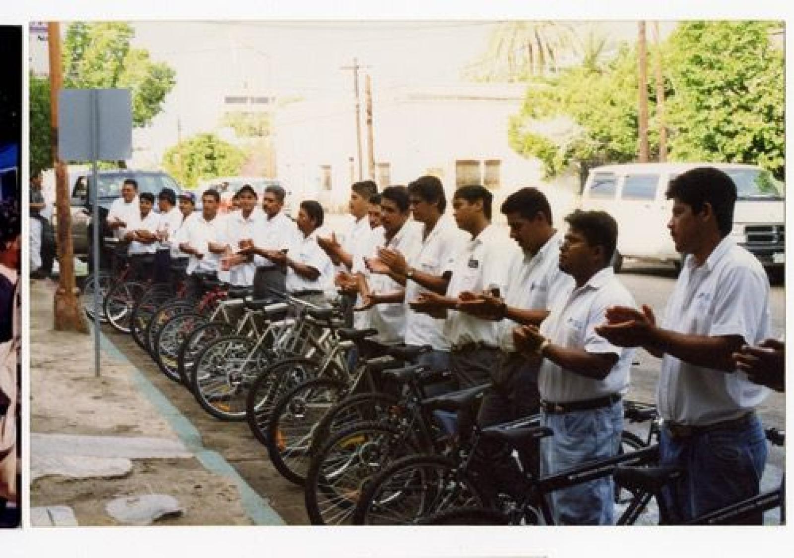 Entrega de bicicletas y motocicletas a empleados de Servicio Postal Mexicano, La Paz, Baja California Sur.