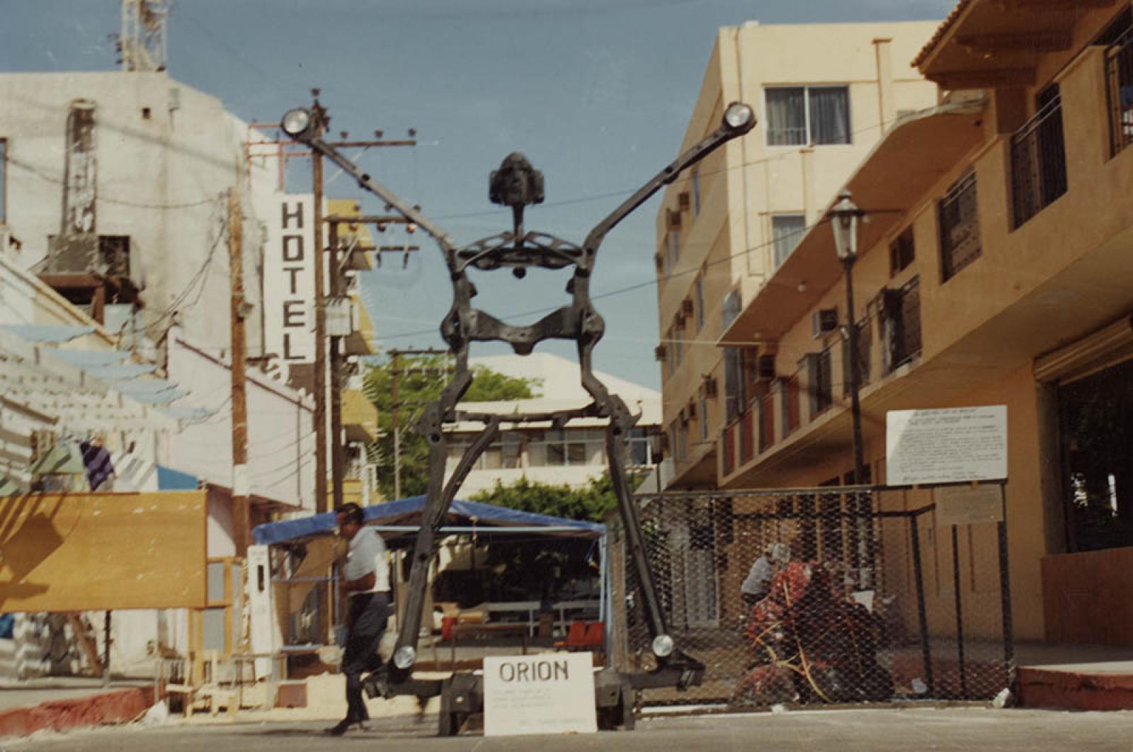 Estatua metálica “Orion”, a la entrada del callejón de La Paz.