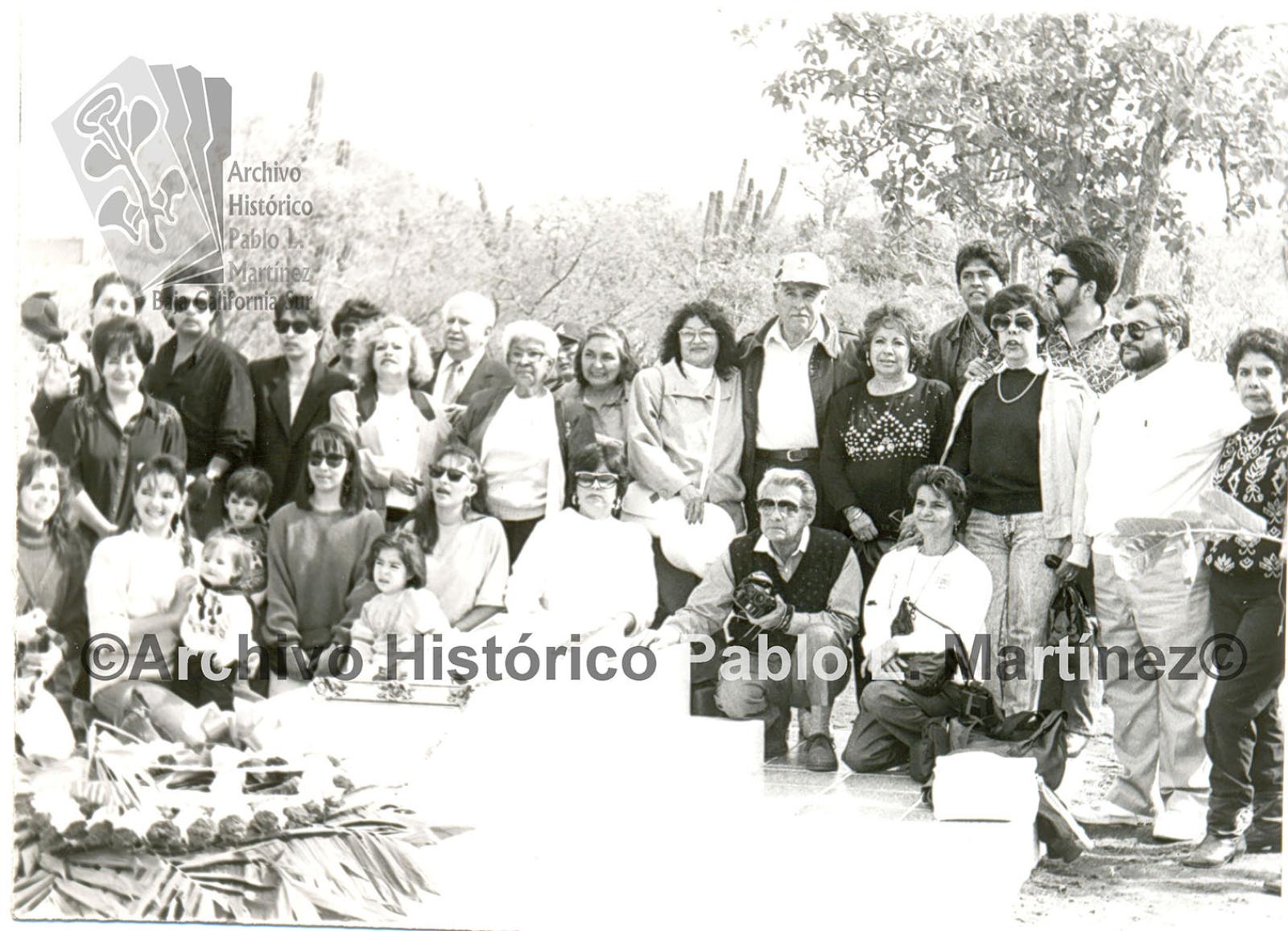 Familia del general Félix Ortega Aguilar ante su tumba en el rancho Playitas de la Concepción