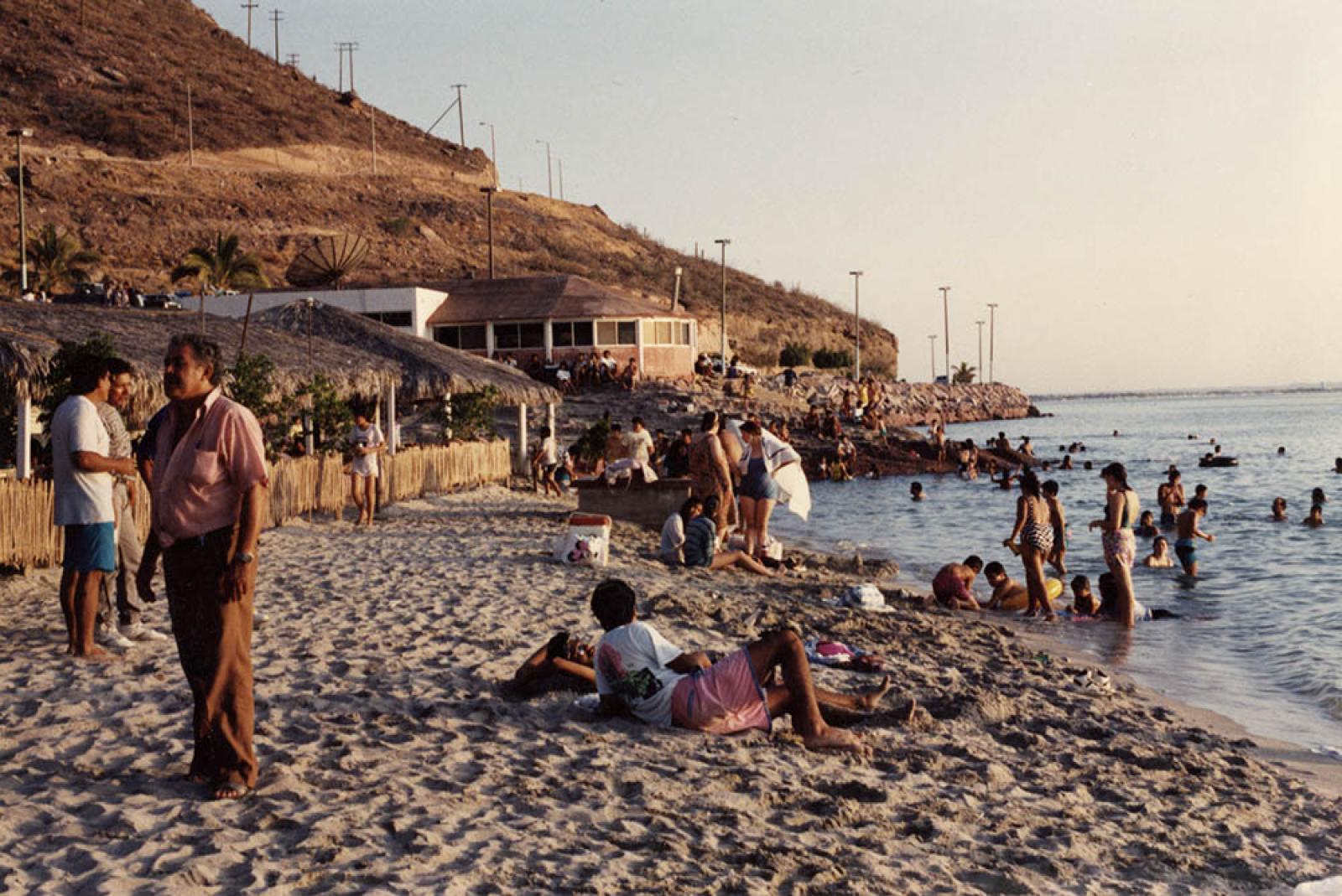 Familias que disfrutan de la playa.