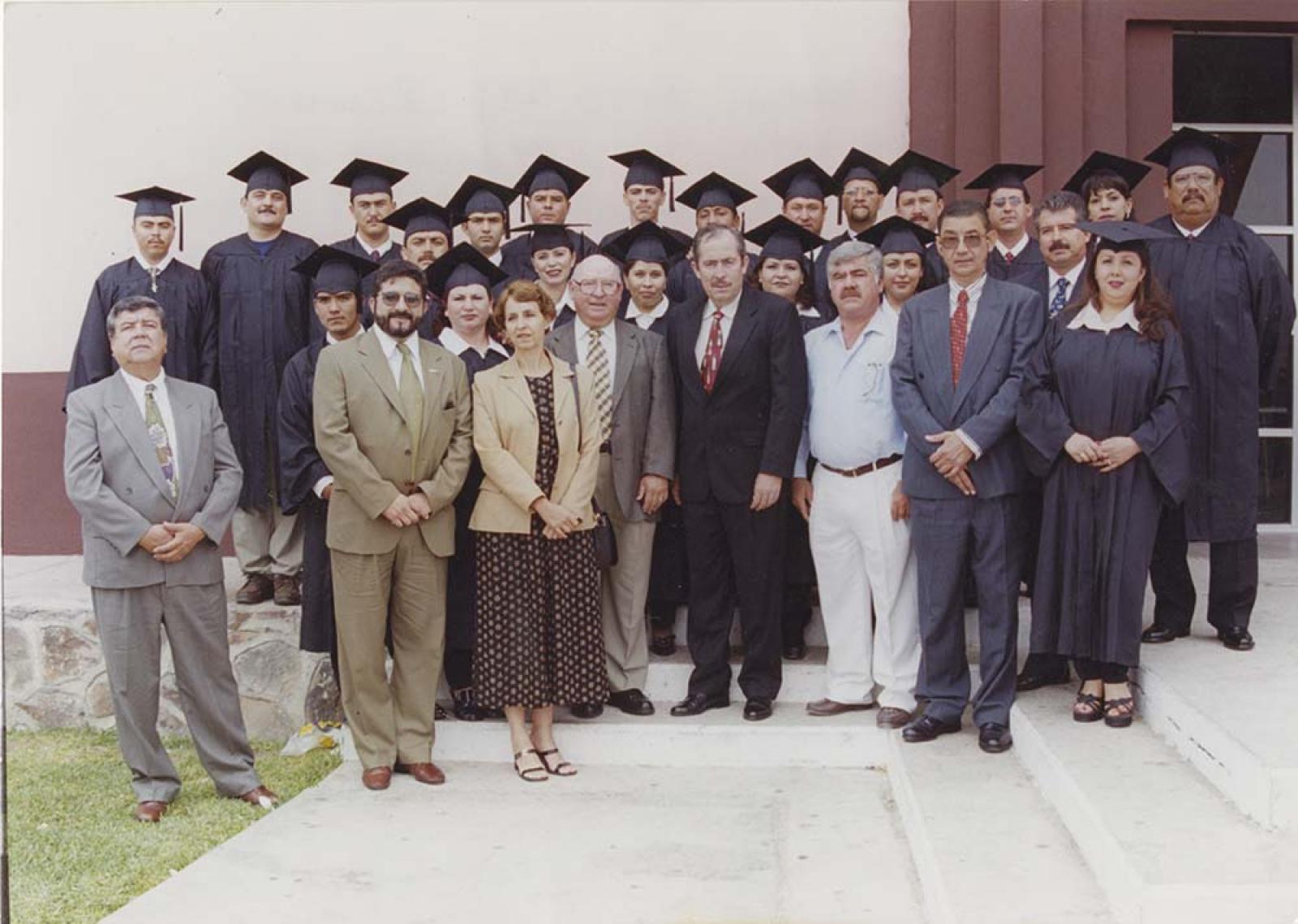 “Foto de recuerdo” de egresados de la UABCS.
