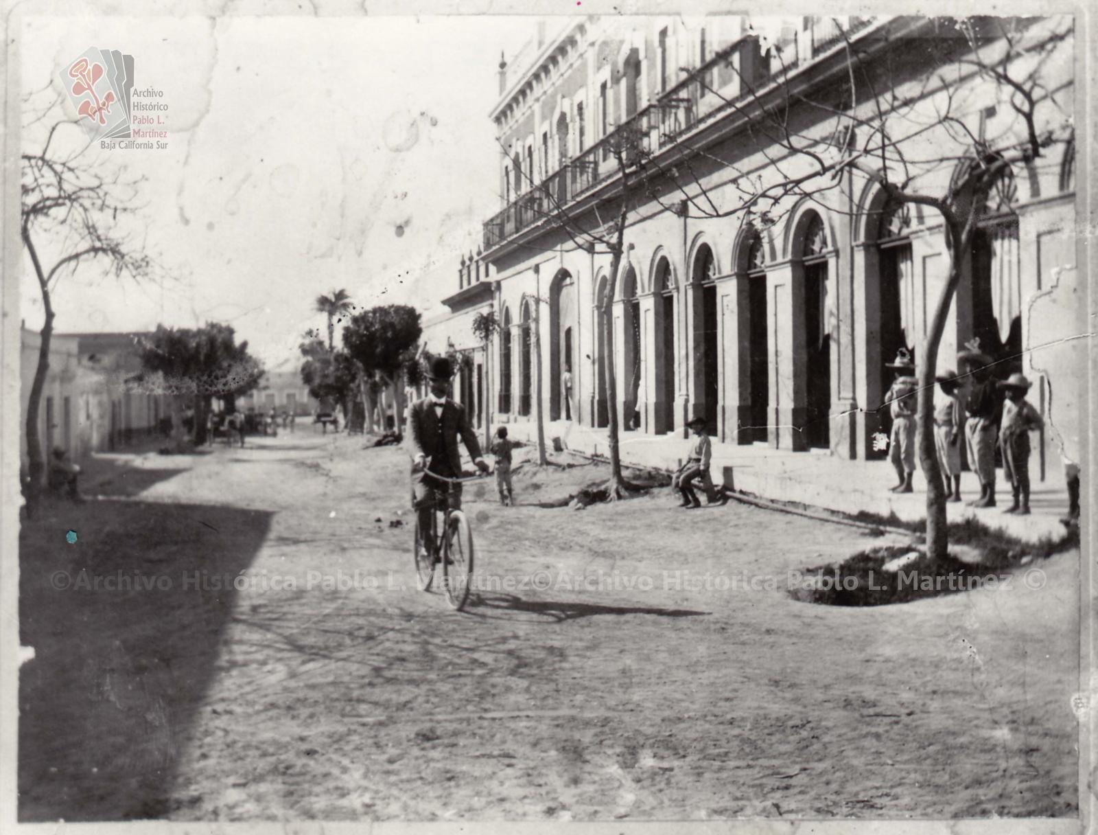 Francisco de Asís González de la Toba, en bicicleta transita por la antigua calle Puerto frente a la tienda La Torre Eiffel.