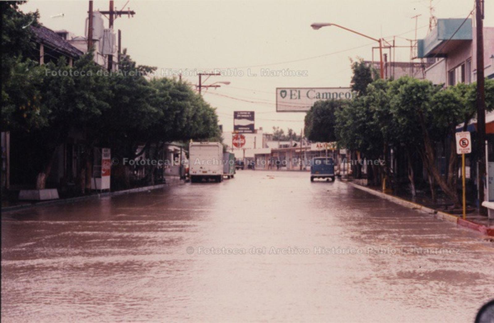 “Fugas de agua” sobre la calle 16 de Septiembre, La Paz.
