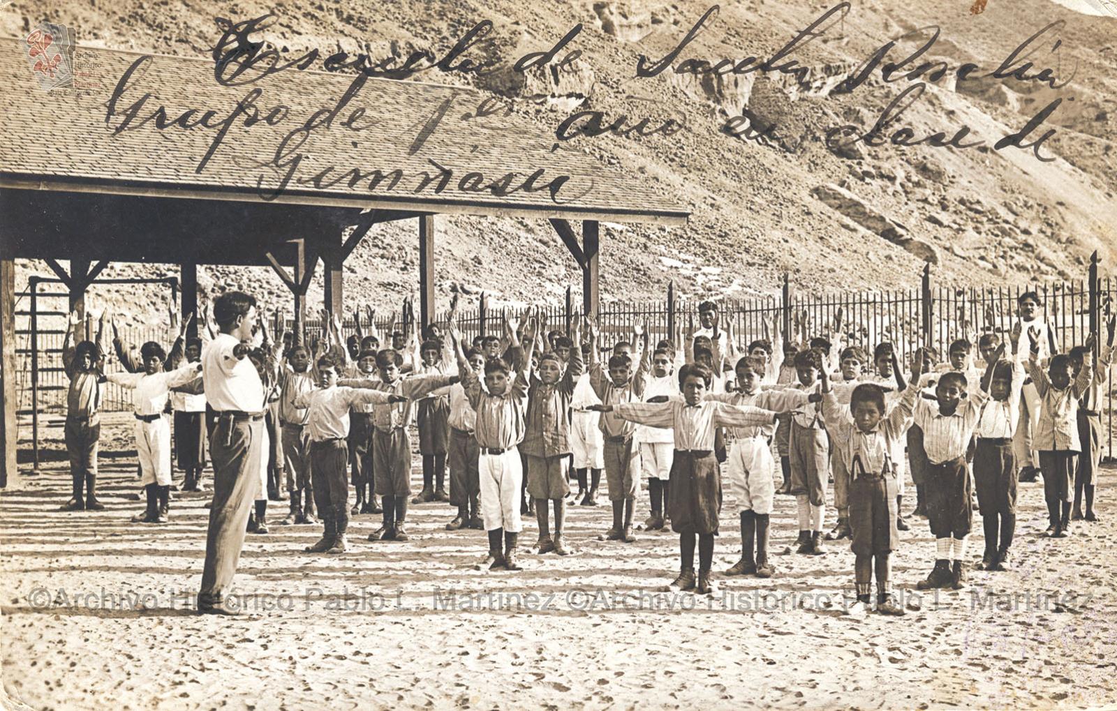Grupo escolar en clase de gimnasia en Santa Rosalía, Baja California.