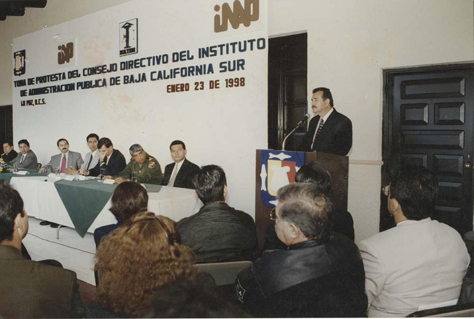 Guillermo Mercado en toma de protesta.