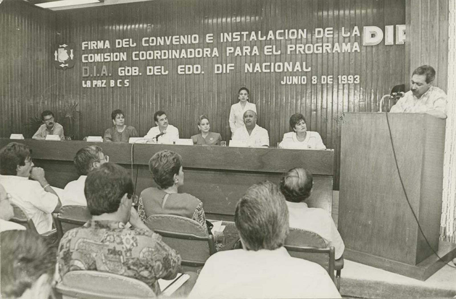 Guillermo Mercado Romero en firma de convenio.