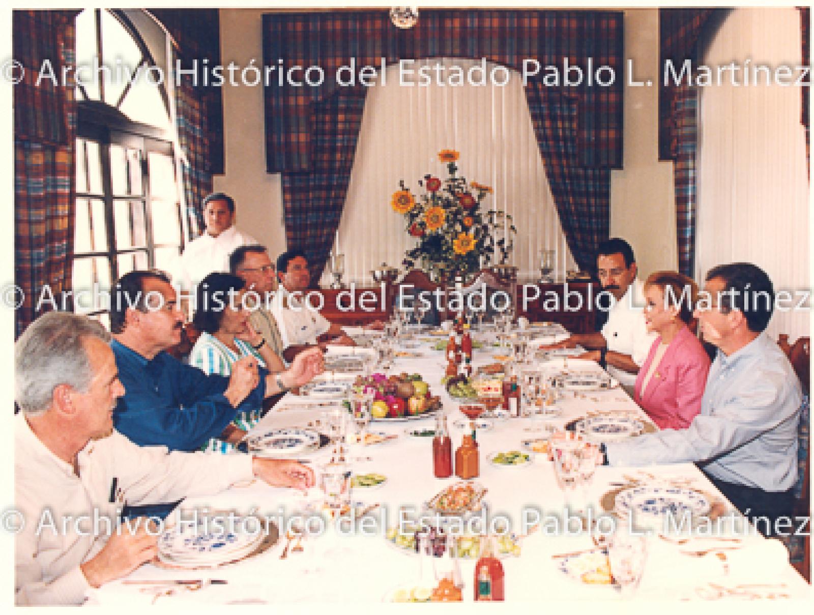 Guillermo Mercado Romero y Concepción Casas de Mercado en comida, retrato de grupo.