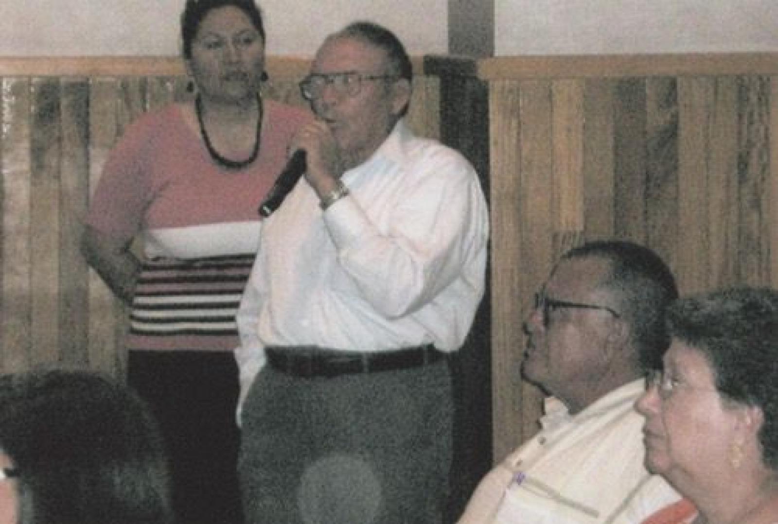 Hombre del público toma la palabra en la presentación del libro  Paisajes y personajes en María Auxiliadora, Baja California Sur.