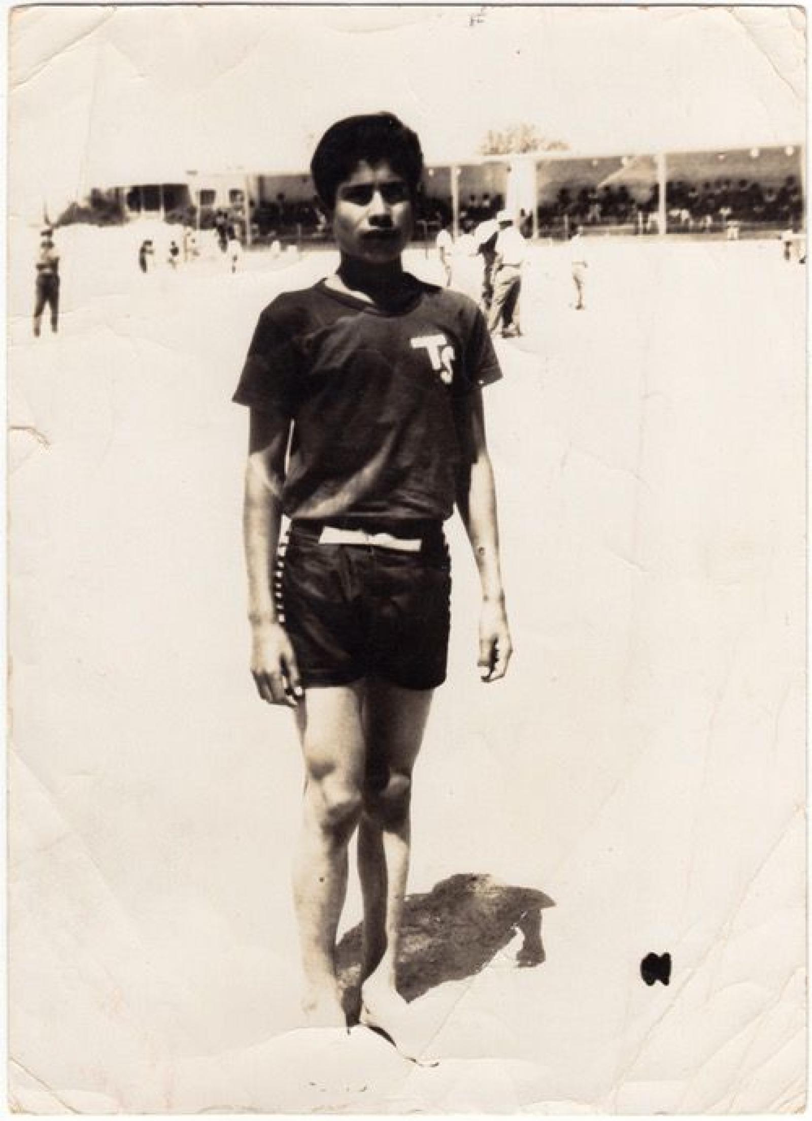 Hombre descalzo y que viste ropa deportiva.