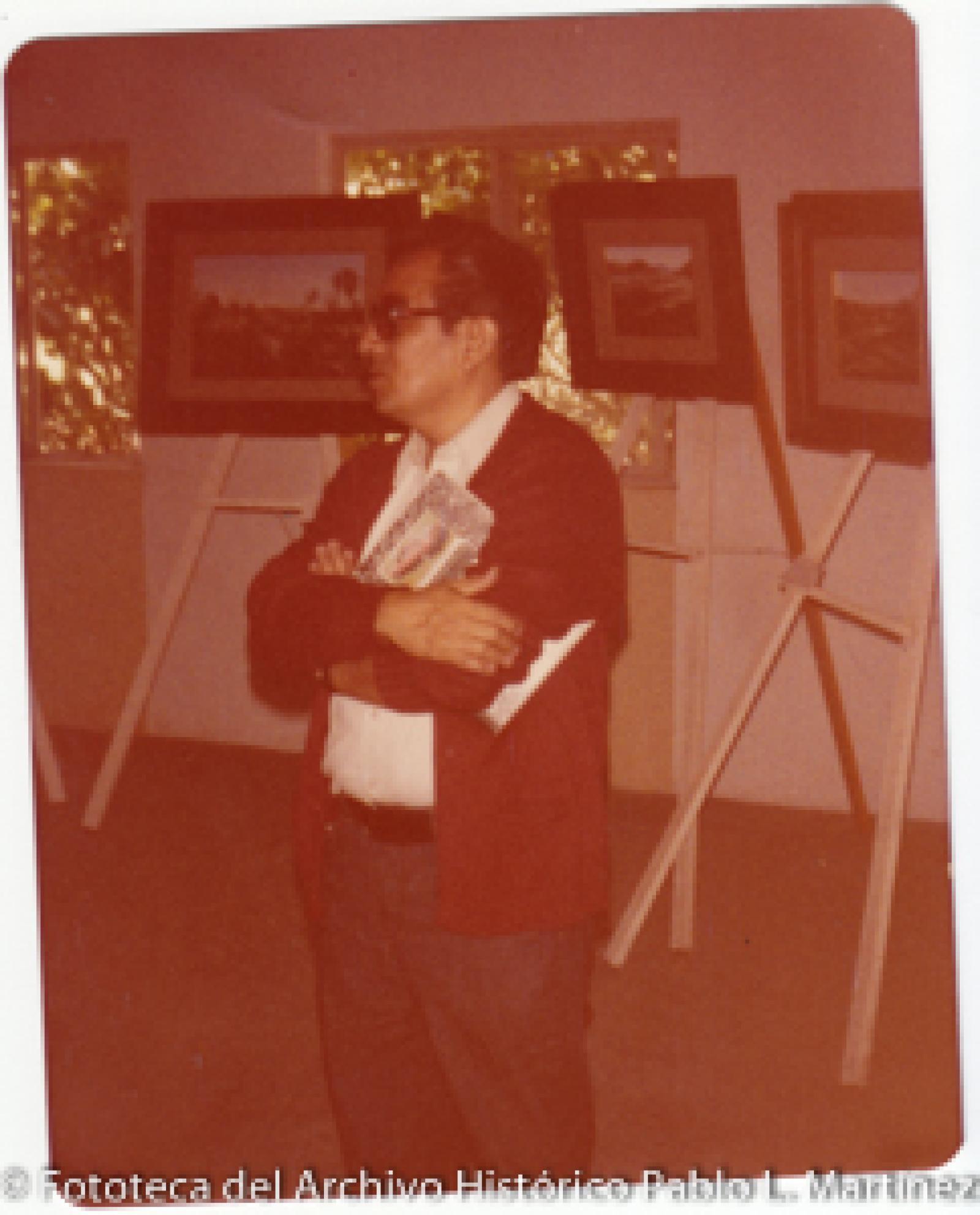 Hombre en exposición de obras artísticas.