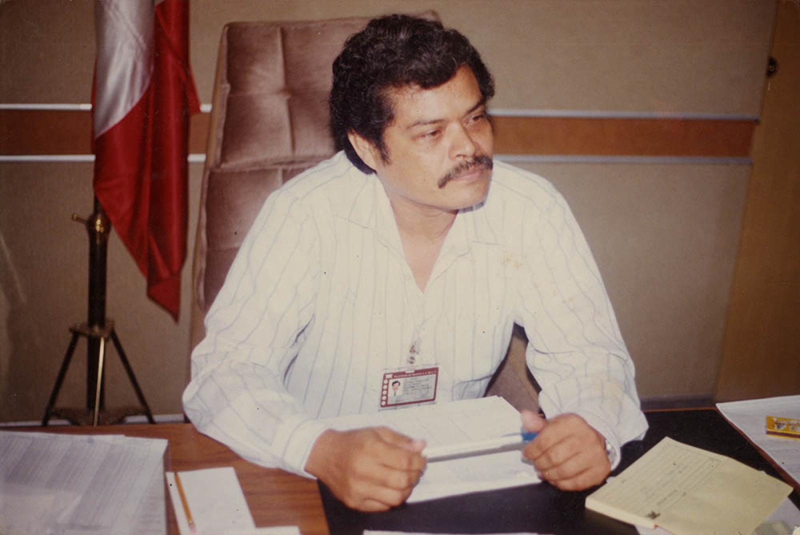 Hombre en oficina, retrato.