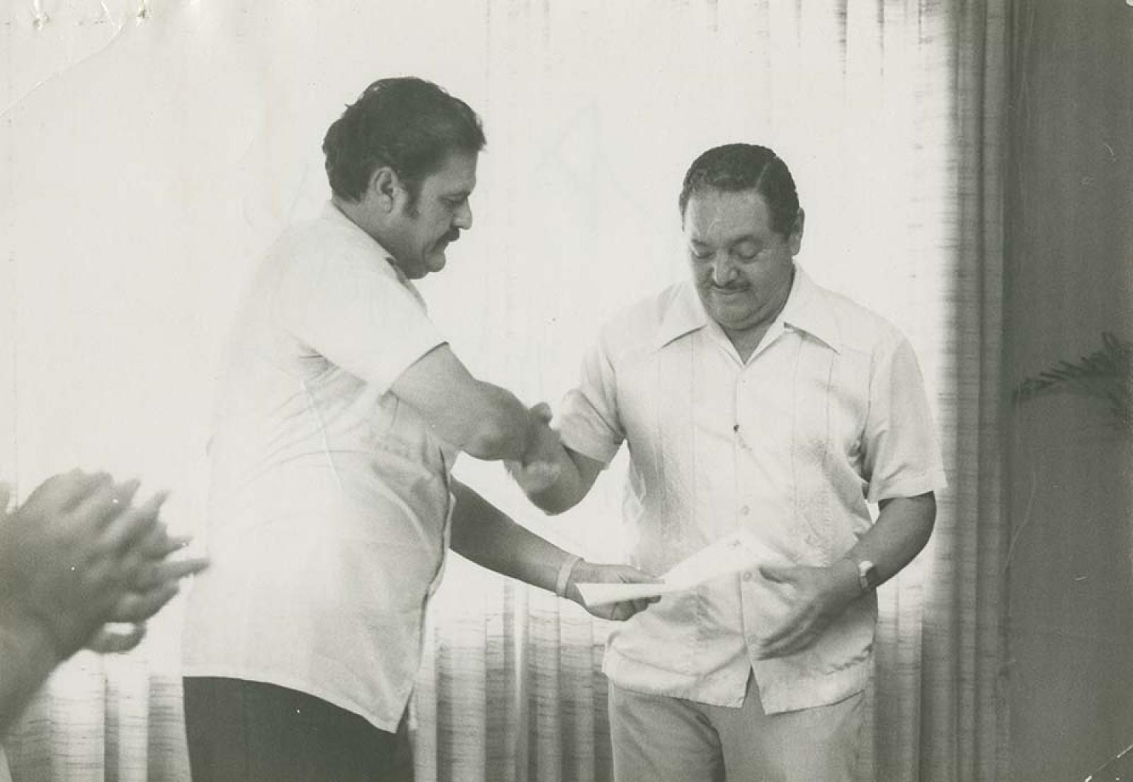 Hombre recibe documento.