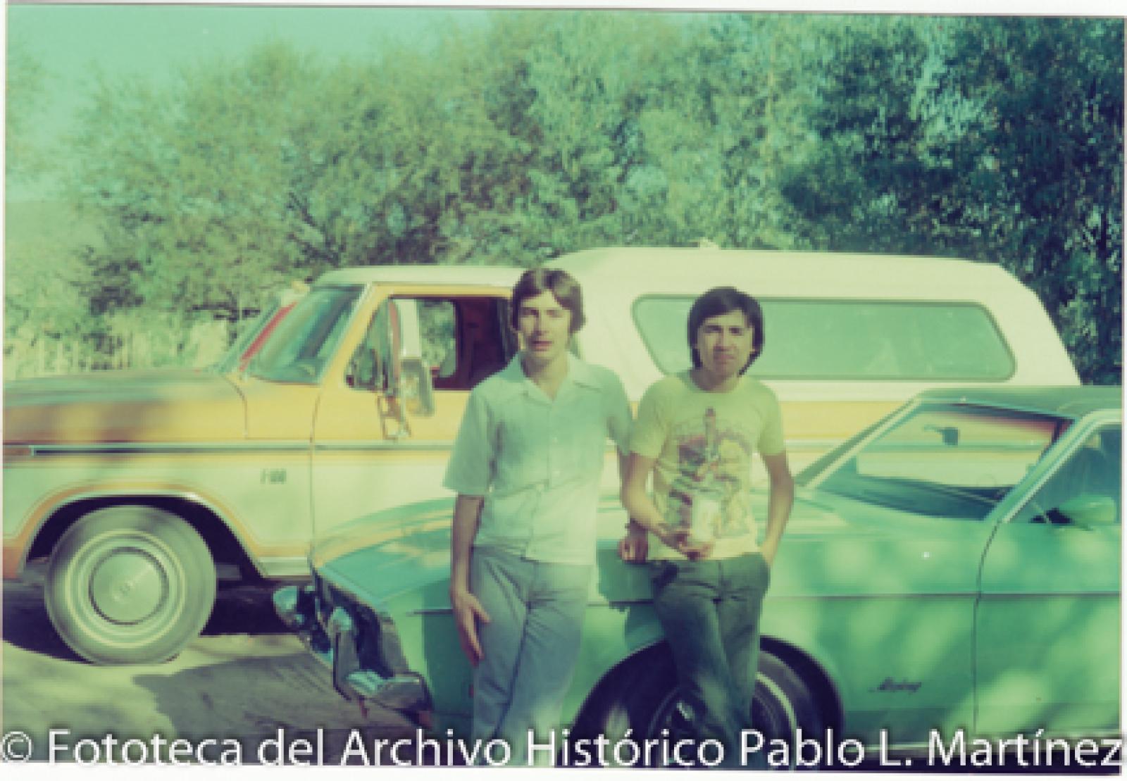Hombres, automóviles y palmeras.