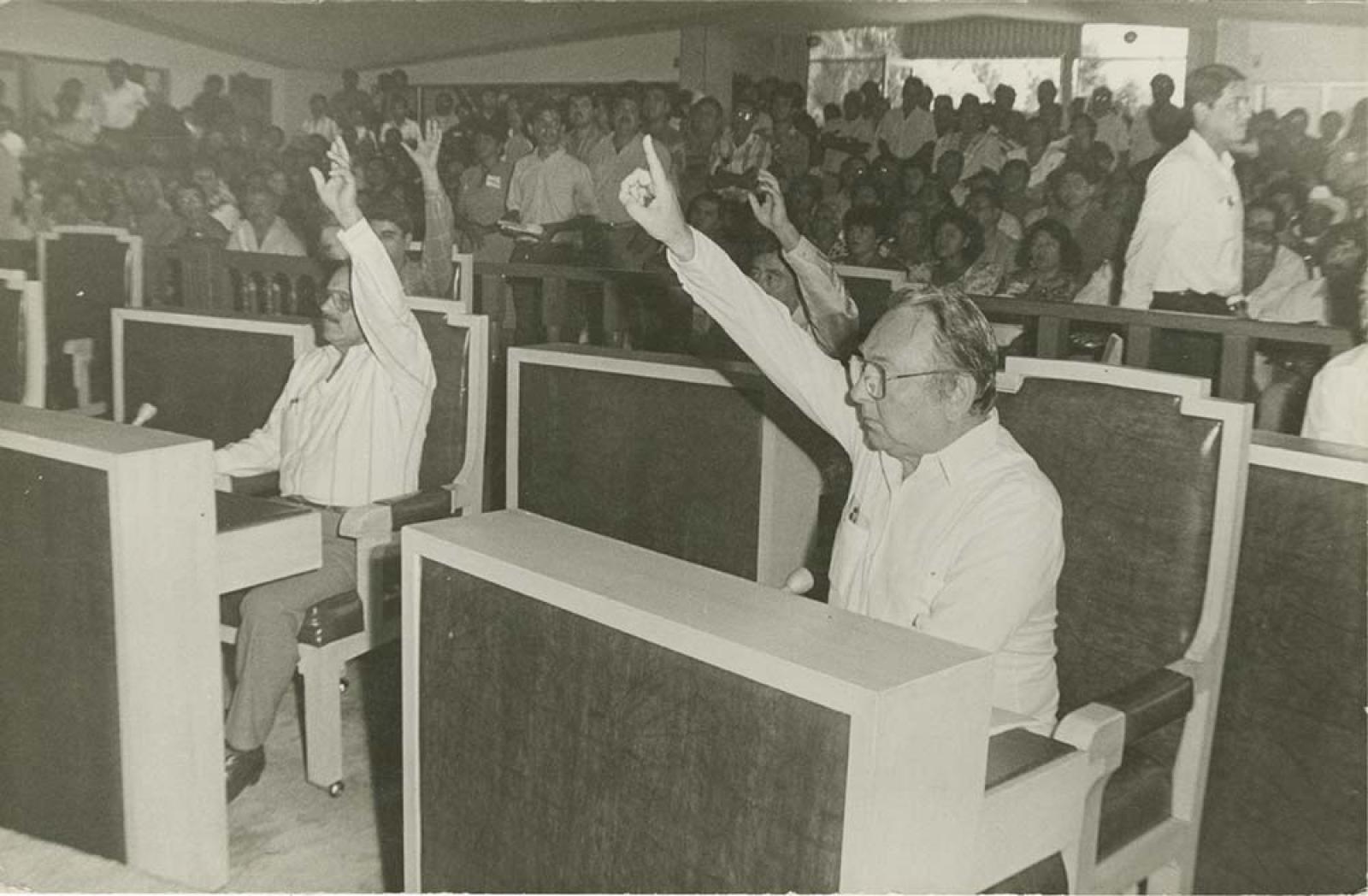 Hombres en auditorio.
