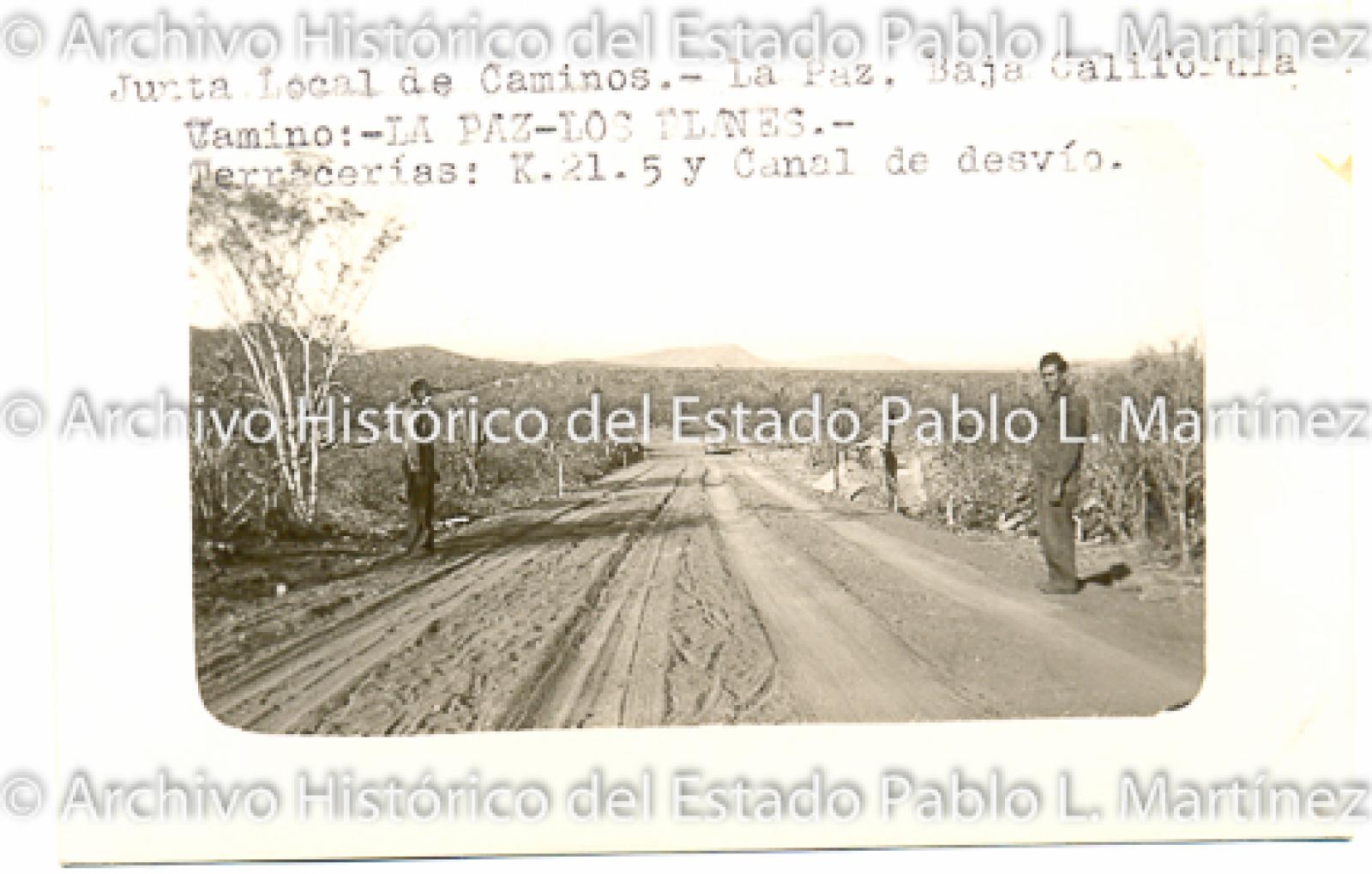 Hombres en camino en construcción "La Paz - Los Planes".