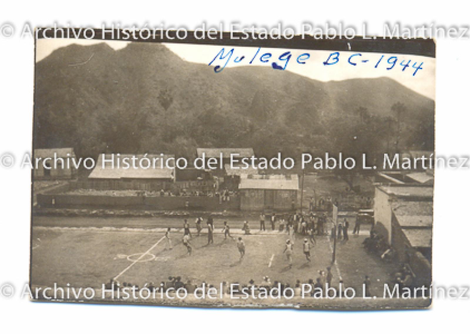 Hombres en evento deportivo.