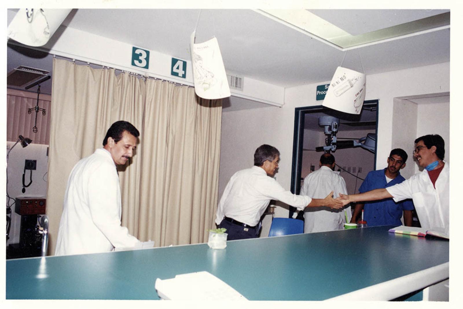 Hombres en hospital.