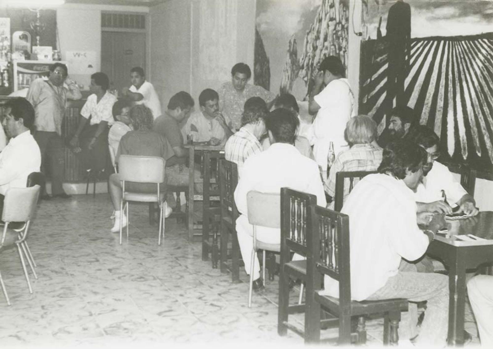 Hombres en juego de dominó.