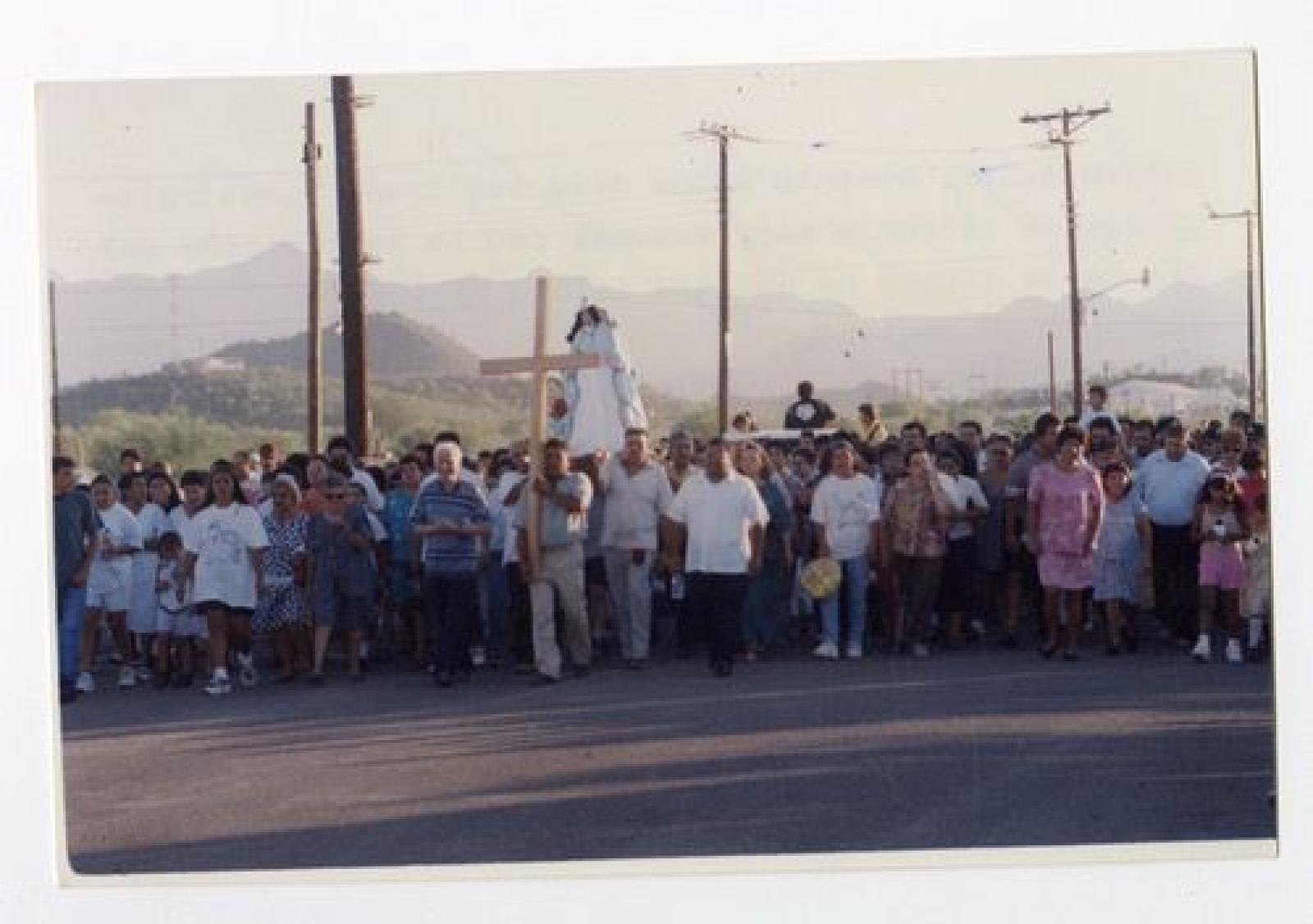 Hombres, mujeres y niños en celebraciones religiosas en Loreto Baja California Sur.