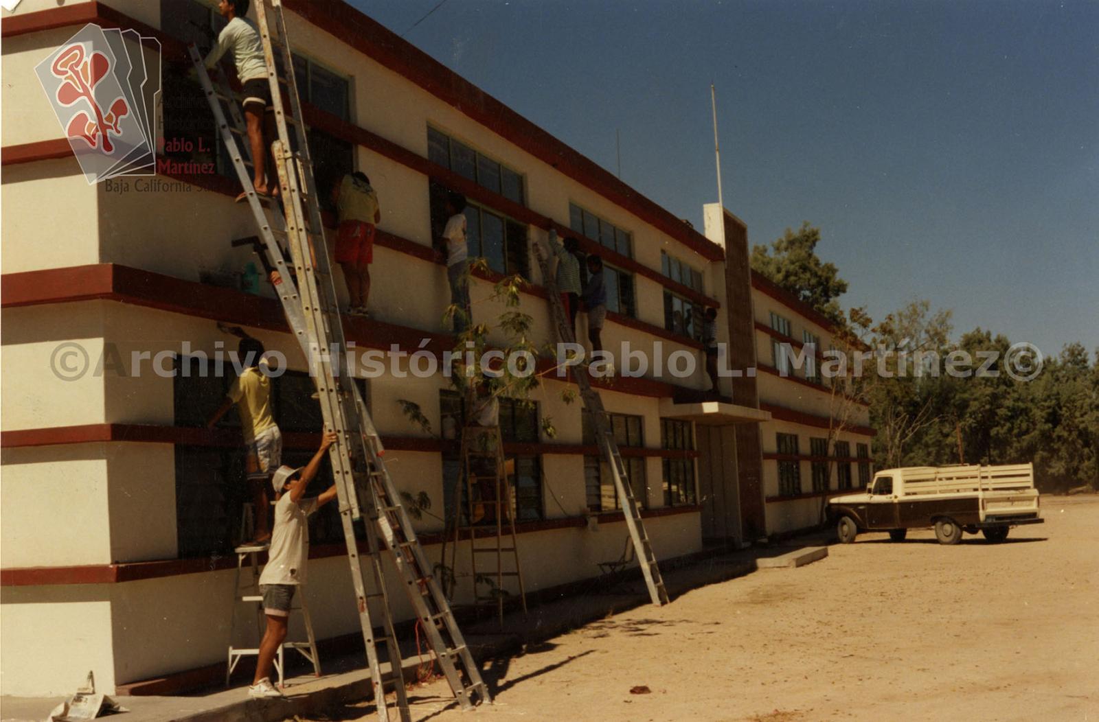Hombres pintan edificio del Seminario Diocesano de La Paz, Baja California Sur.