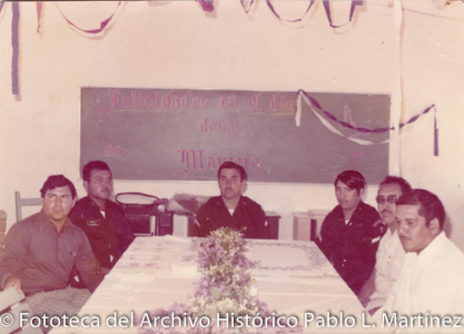 Hombres sentados