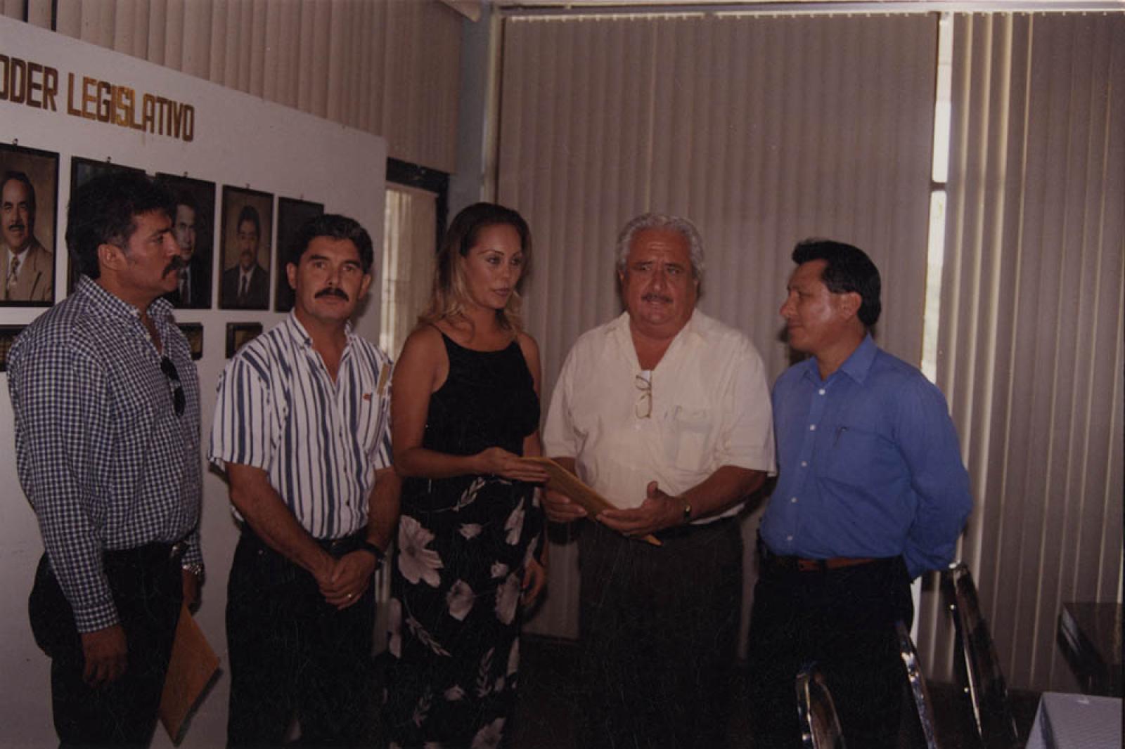Hombres y mujer en oficina.