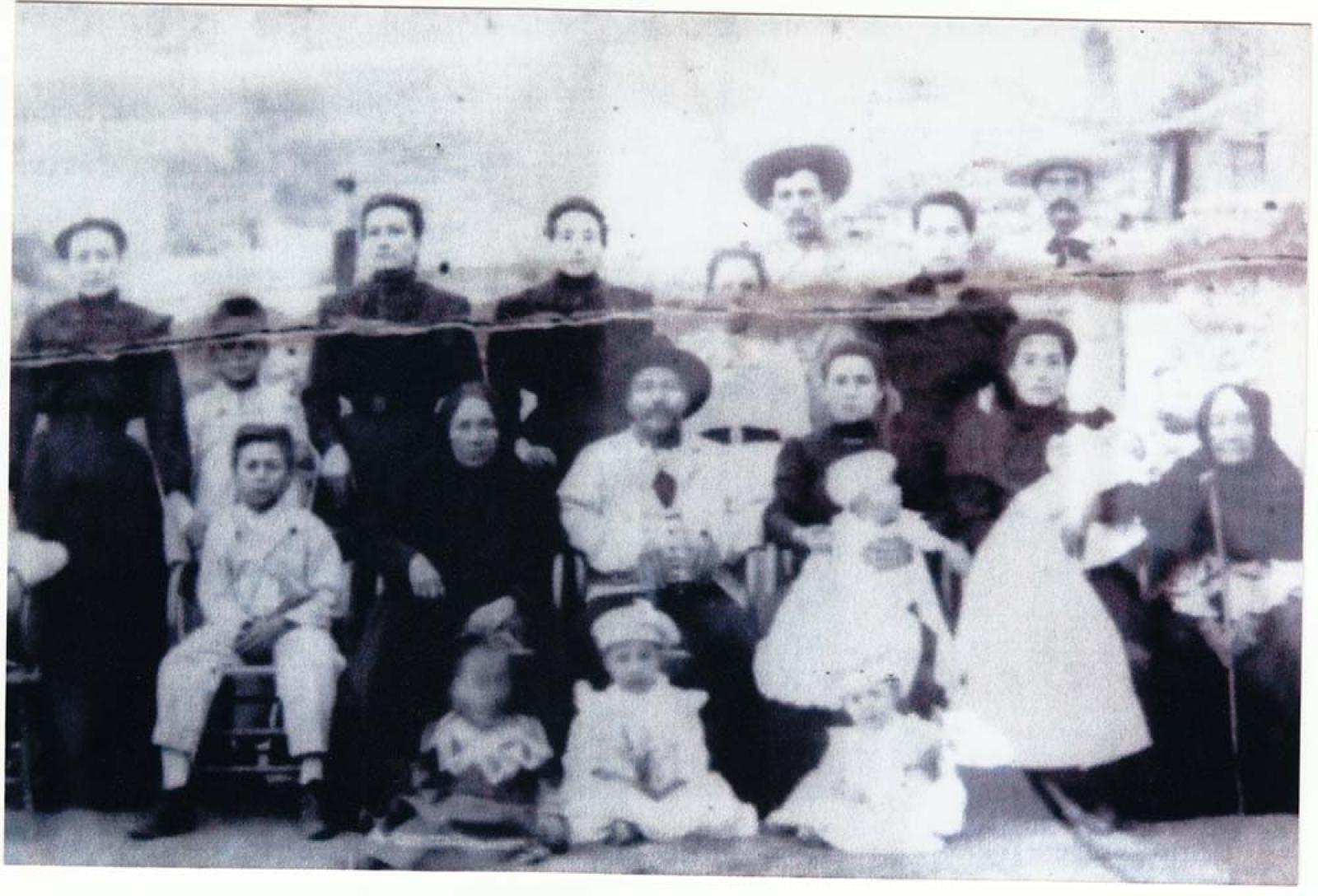 Hombres y mujeres con niños, retrato.