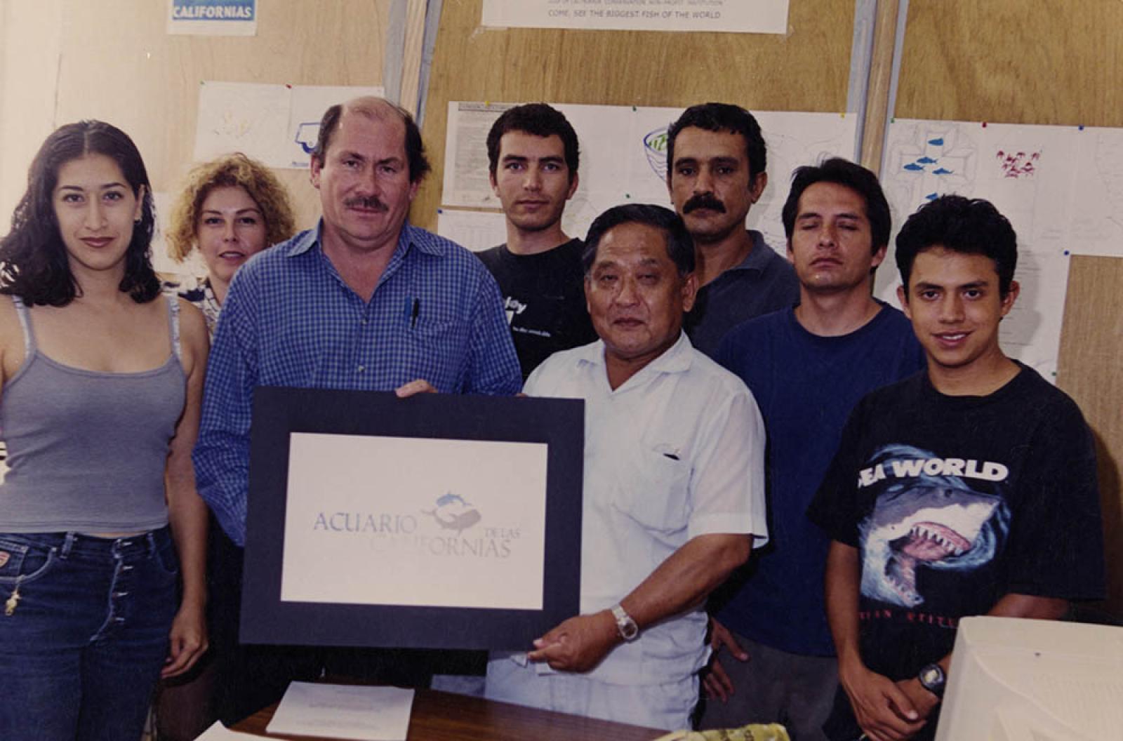 Hombres y mujeres con reconocimiento a nombre del Acuario de las Californias.