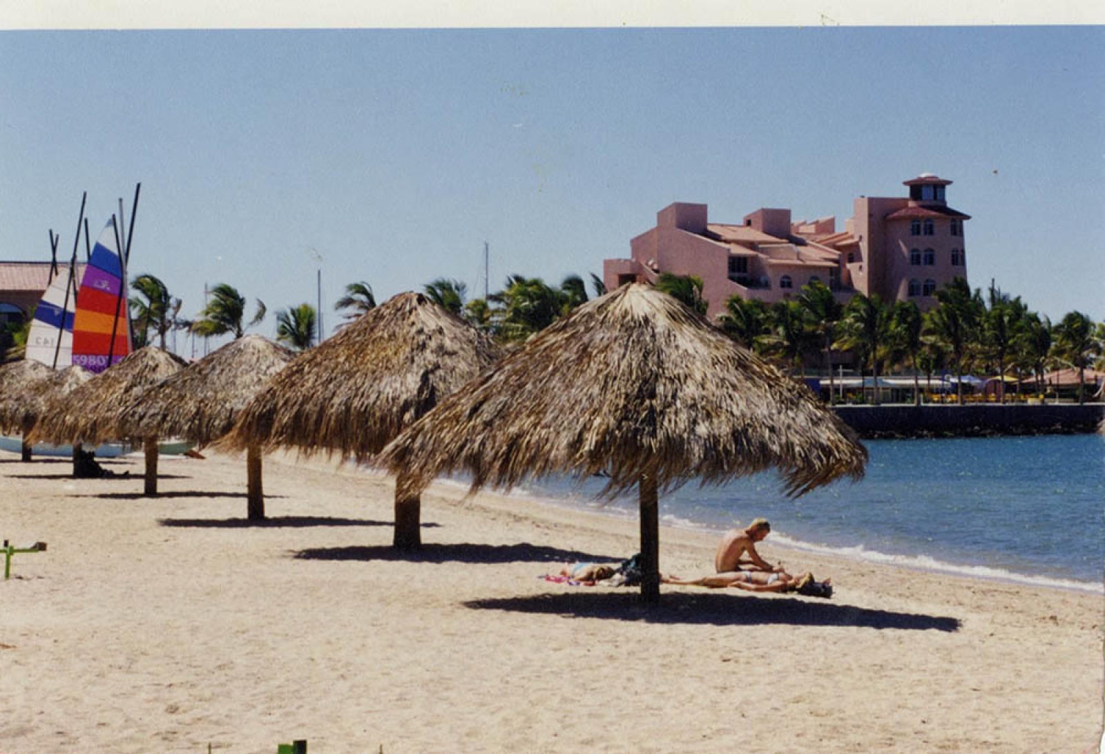Hombres y mujeres disfrutan de las playas de La Paz, Baja California Sur.