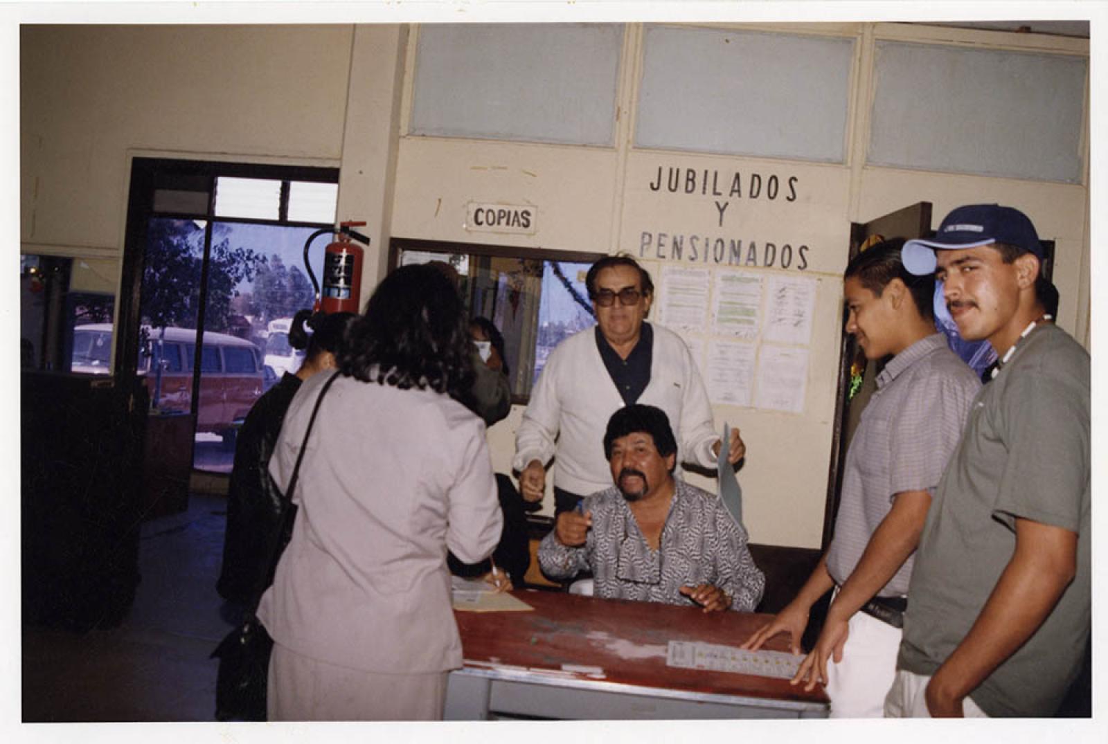 Hombres y mujeres en el área de trabajo en oficina.