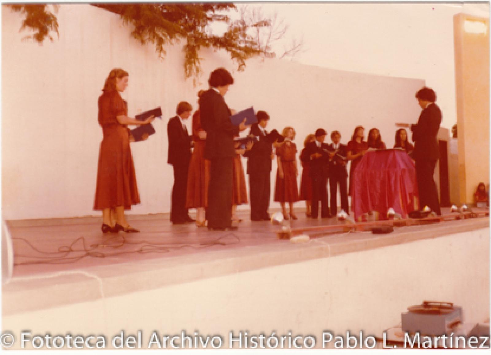 Hombres y mujeres en escenario.