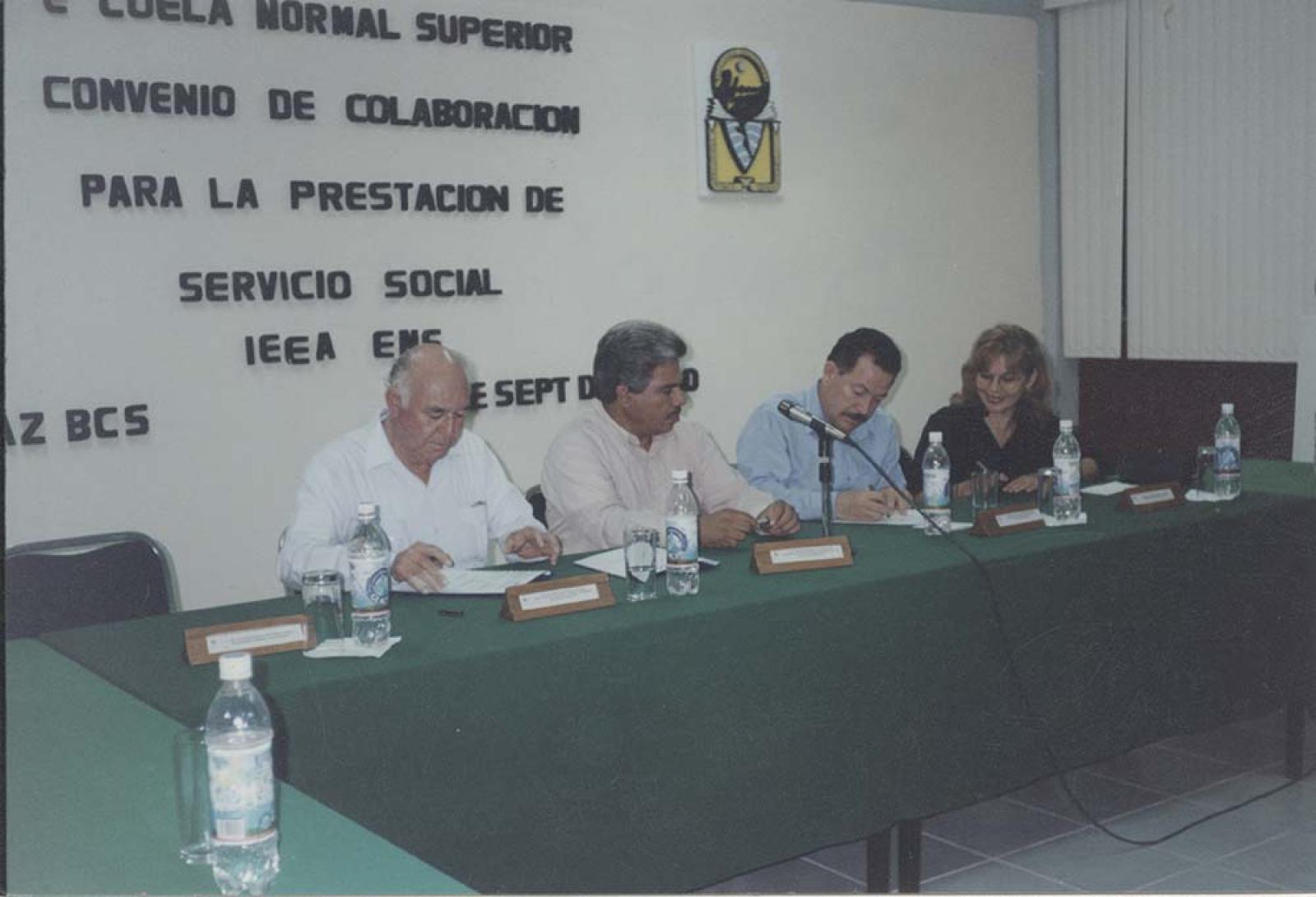 Hombres y mujeres en evento de convenio.