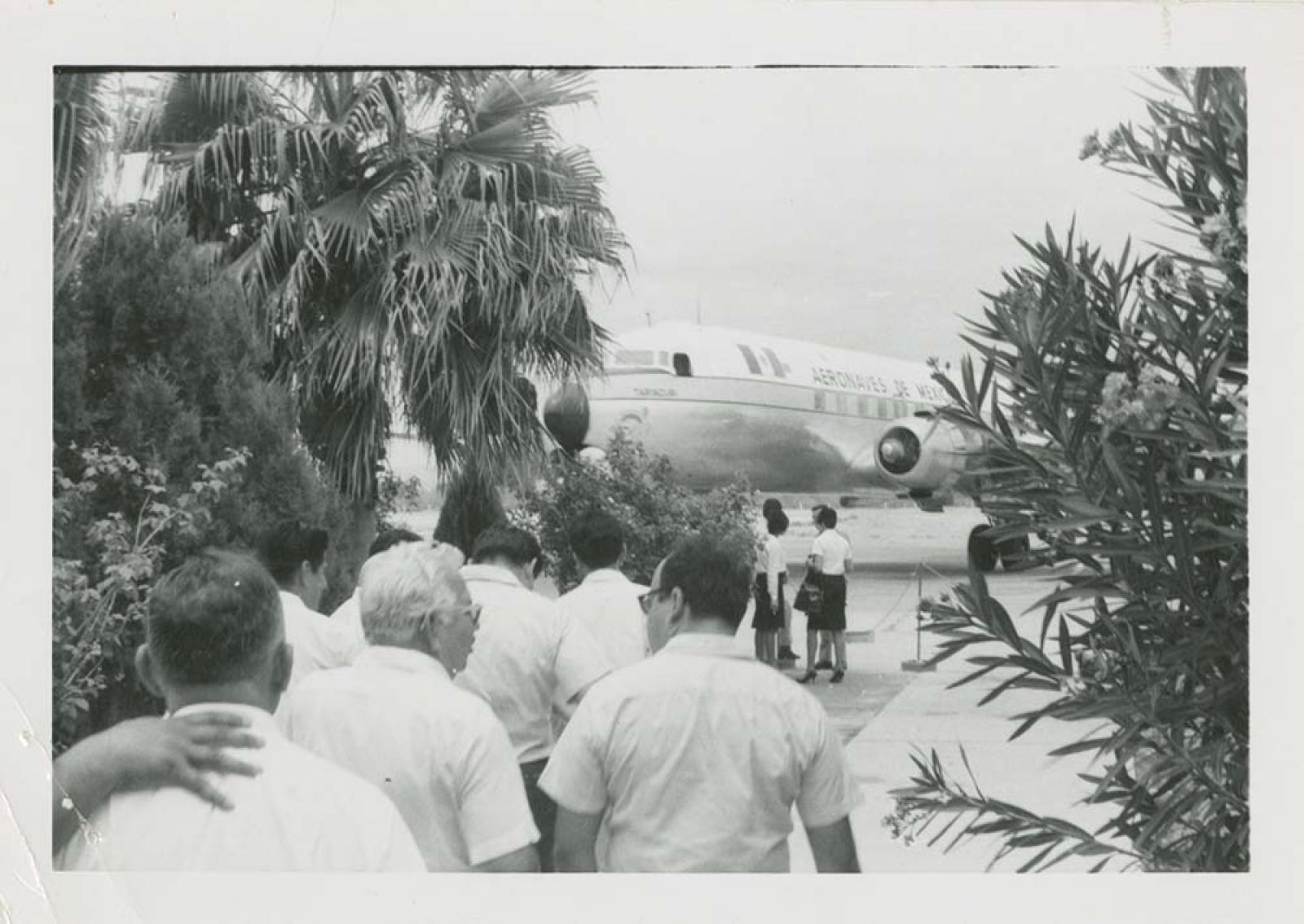 Hombres y mujeres en pista aérea.