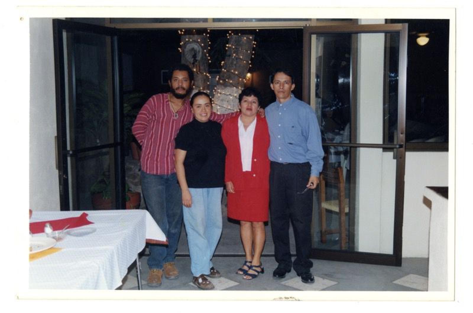 Hombres y mujeres en restaurante, retrato.