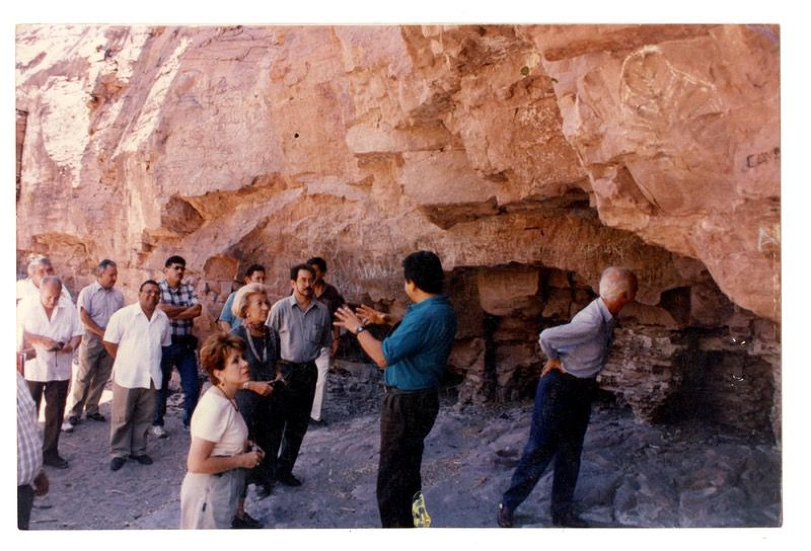 Hombres y mujeres en visita a zona arqueológica Cuevas Pintas.