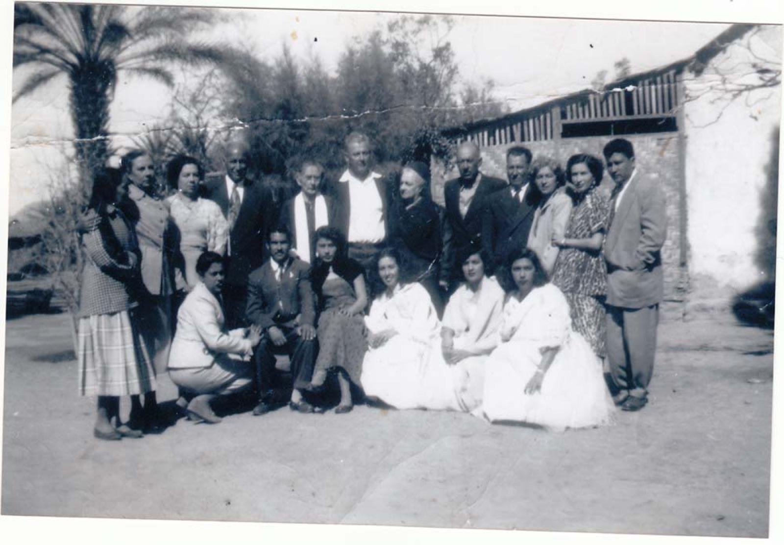 Hombres y mujeres, retrato de grupo.