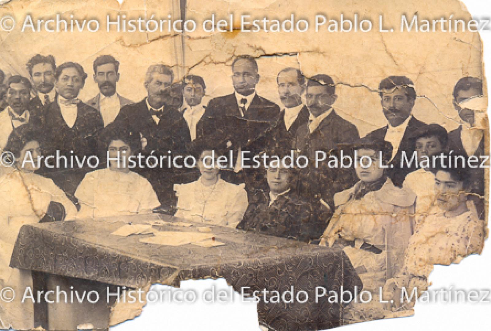 Hombres y mujeres, retrato de grupo.