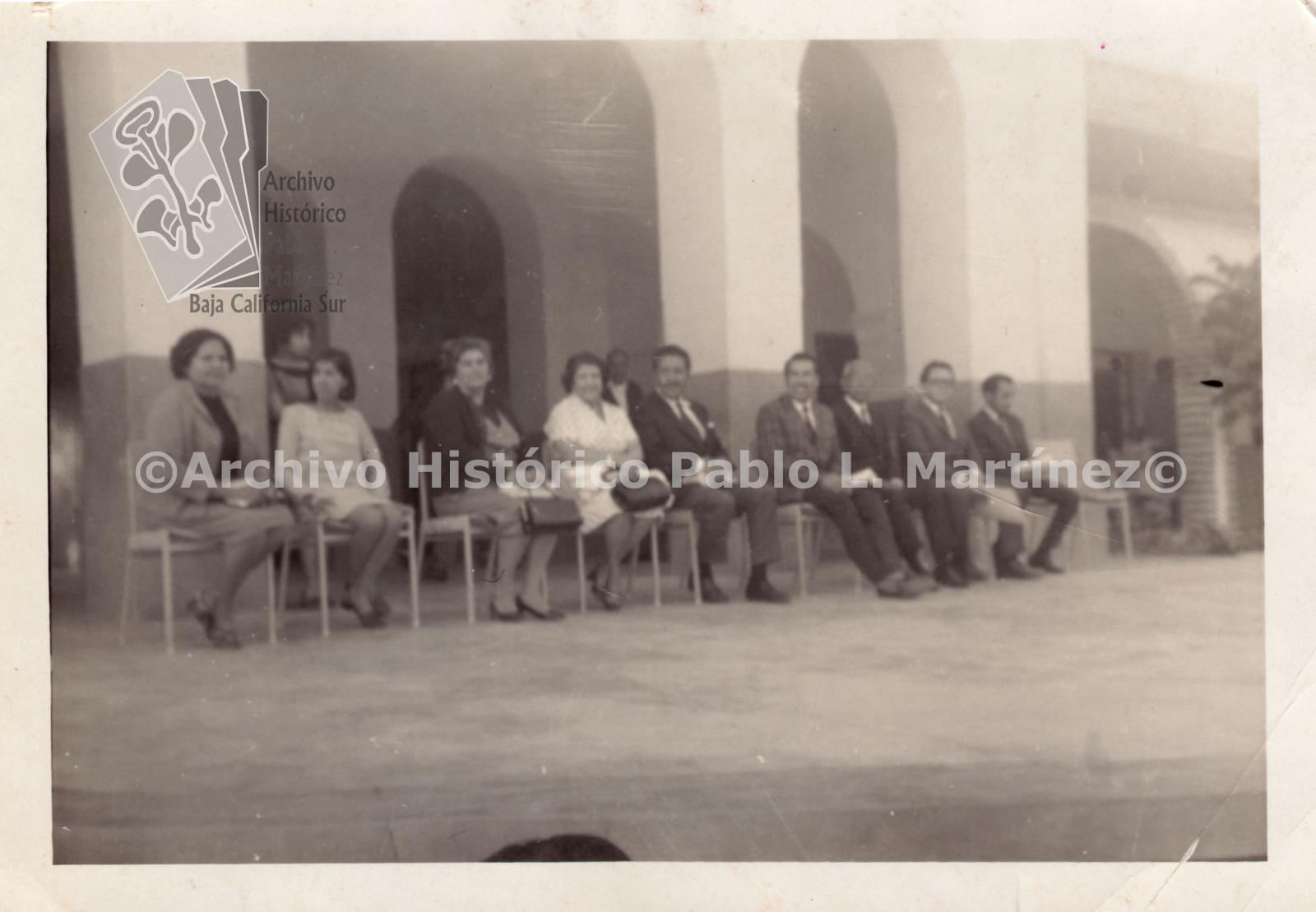 Hombres y mujeres sentados en el patio del Centro Cultura de Todos Santos, Baja California Sur.