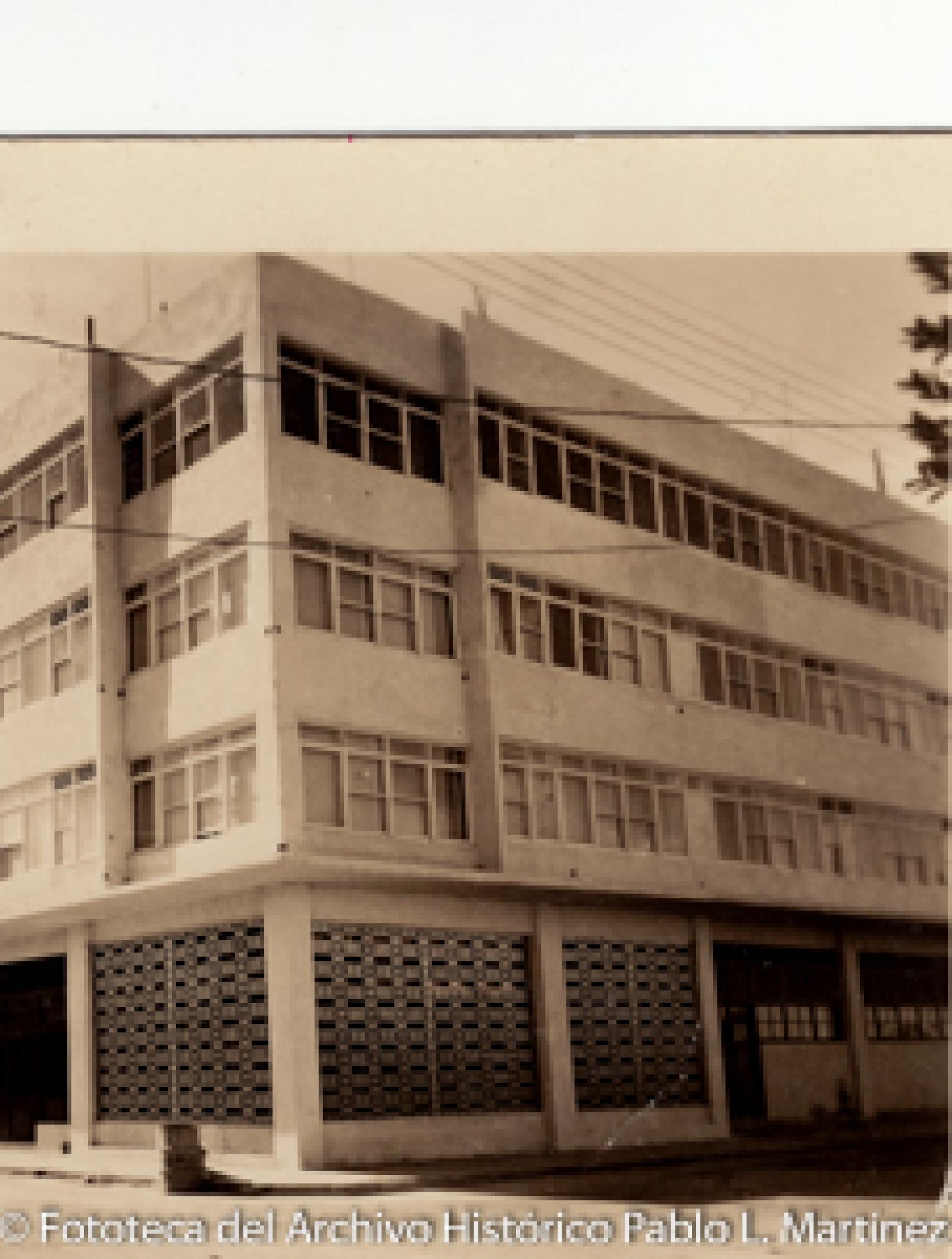 “Hotel Perla. Vista parcial por la calle Esquerro.”