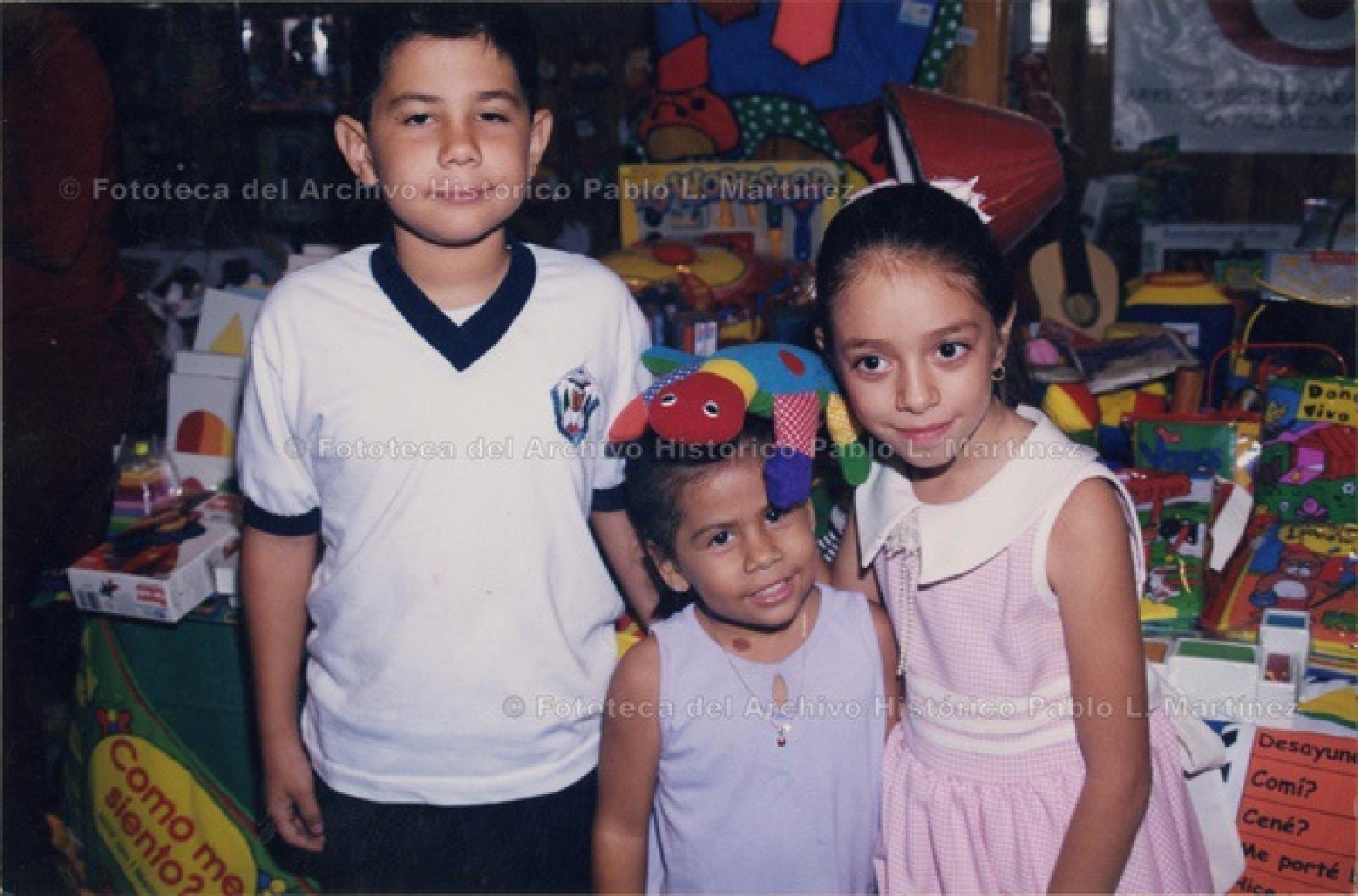 Ilse Mariele Castro, Kenia Aída y José Daniel, en juguetería.