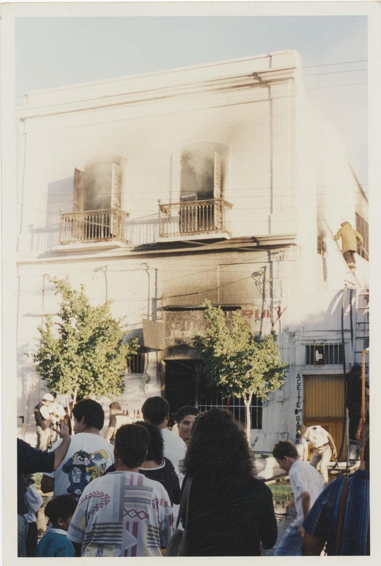 Incendio en local comercial.