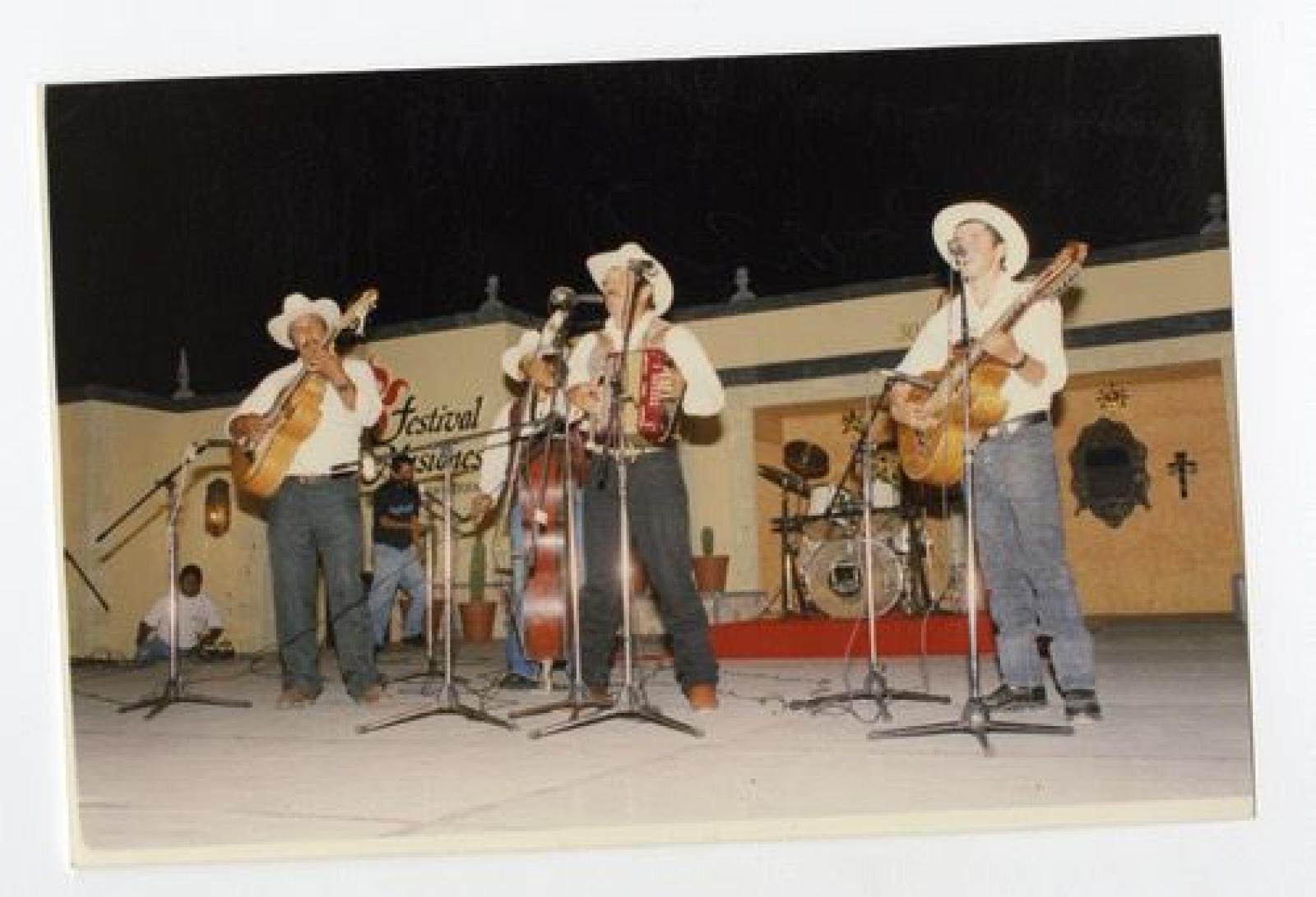 Integrantes del grupo de San Francisco de la Sierra en las fiestas del 303 aniversario de las misiones de la antigua California.