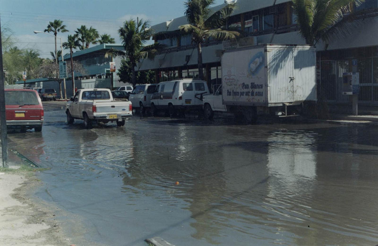 Inundación en calle Isabel La Católica, a la altura de la Escuela Secundaria Técnica Número 1 (ETI).