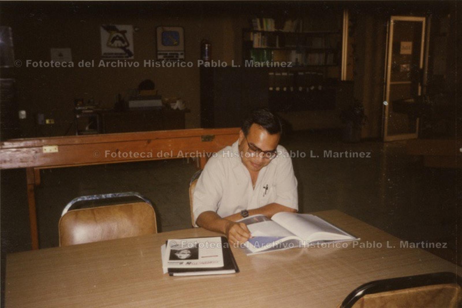 “Jorge Martínez Zepeda, investigador de la Universidad Autónoma de Baja California, consulta fuentes documentales el el archivo histórico Pablo L. Martínez”.