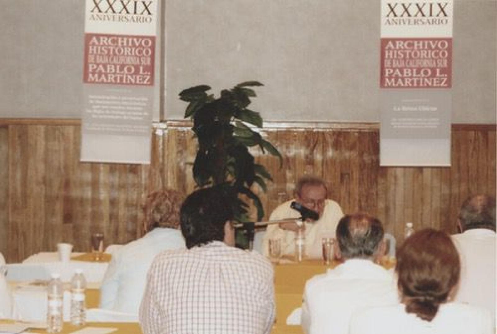 Jorge Ruíz presenta ponencia durante el XXXIX aniversario del Archivo Histórico Pablo L. Martínez.
