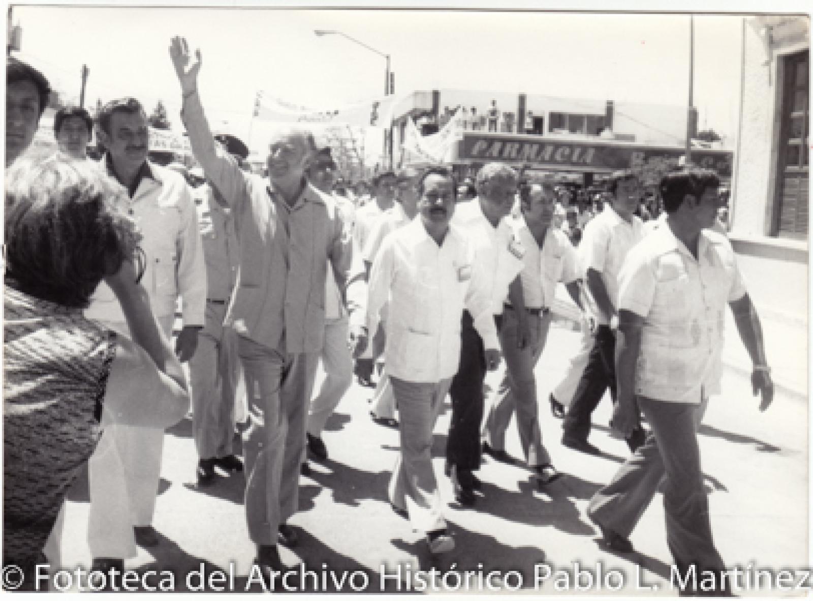 José López  Portillo y Ángel César Mendoza Arámburo, caminan por la calle Madero de la Ciudad de La Paz, Baja California Sur.