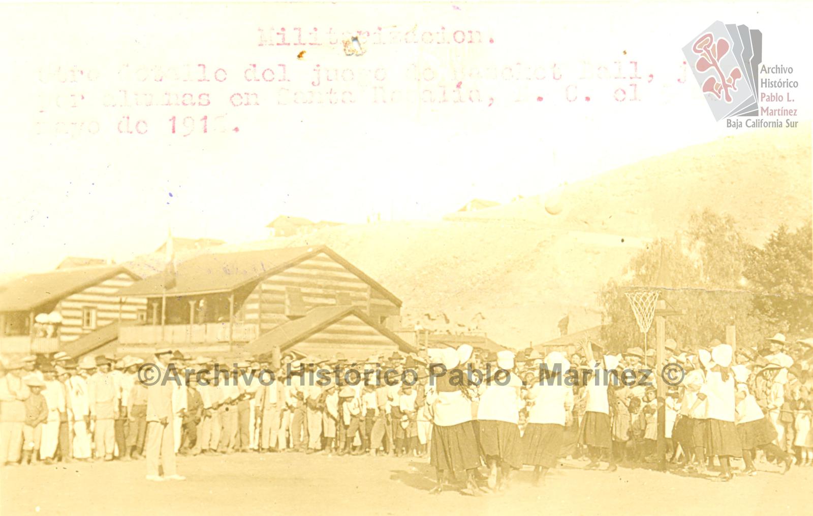 Juego de básquetbol por alumnas en Santa Rosalía, Baja California.
