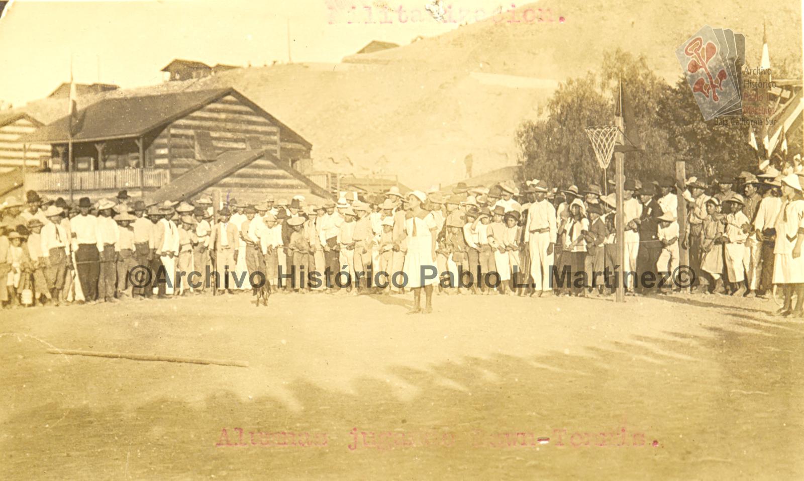 Juego de tenis por alumnas en Santa Rosalía, Baja California.