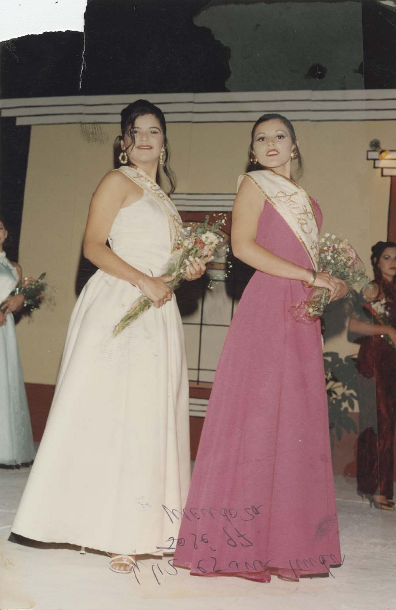 “Julissa Ceseña, Señorita Simpatía y Olga Margarita Falomir, Señorita Fotogenia de las fiestas de San José ´97”.