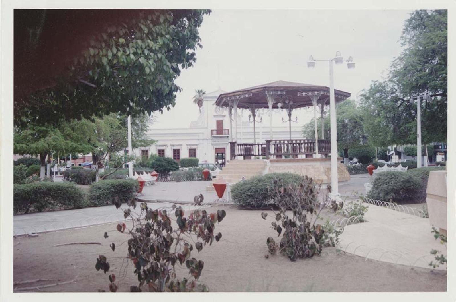 Kiosco del Jardín Velasco y al fondo la antigua Casa de Gobierno. La Paz, Baja California Sur.